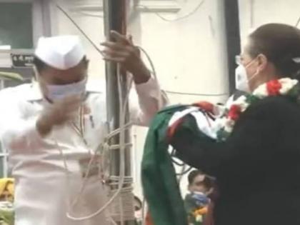 Congress flag falls as Sonia Gandhi tries to unfurl it on party Foundation Day | Congress flag falls as Sonia Gandhi tries to unfurl it on party Foundation Day Congress flag falls as Sonia Gandhi tries to unfurl it on party Foundation Day | Congress flag falls as Sonia Gandhi tries to unfurl it on party Foundation Day