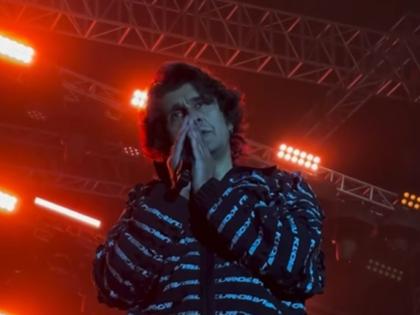 ‘Please Aisa Na Karo’: Sonu Nigam’s Emotional Plea After Crowd Threw Stones and Bottles During His Performance at DTU Fest (Watch Video) | ‘Please Aisa Na Karo’: Sonu Nigam’s Emotional Plea After Crowd Threw Stones and Bottles During His Performance at DTU Fest (Watch Video) ‘Please Aisa Na Karo’: Sonu Nigam’s Emotional Plea After Crowd Threw Stones and Bottles During His Performance at DTU Fest (Watch Video) | ‘Please Aisa Na Karo’: Sonu Nigam’s Emotional Plea After Crowd Threw Stones and Bottles During His Performance at DTU Fest (Watch Video)