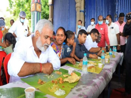 Minister PK Sekar Babu eats meal with Narikurava woman who was denied food at temple | Minister PK Sekar Babu eats meal with Narikurava woman who was denied food at temple