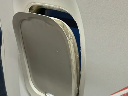 SpiceJet Goa to Pune Flight: Aircraft’s Window Frame Dislodges Mid-Air; Airline Responds (Video) | SpiceJet Goa to Pune Flight: Aircraft’s Window Frame Dislodges Mid-Air; Airline Responds (Video)