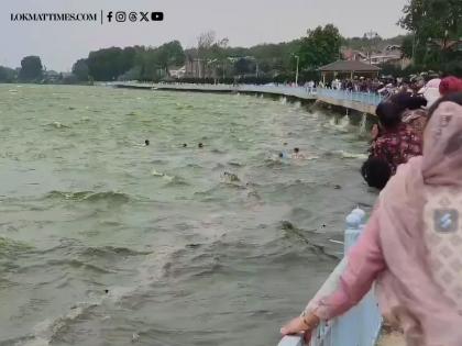 Srinagar Boat Accident: Tourist Boat Capsizes in Dal Lake Due to Strong Winds; Rescue Operations Underway (VIDEO)