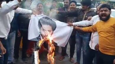 Hindu group burns Shah Rukh Khan's effigy, demands ban on Pathaan release | Hindu group burns Shah Rukh Khan's effigy, demands ban on Pathaan release