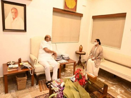 NCP chief Sharad Pawar meets Mamata Banerjee in Mumbai | NCP chief Sharad Pawar meets Mamata Banerjee in Mumbai