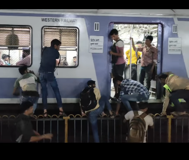 Mumbai Viral Video: Commuters Sit on Railings Between Tracks to Catch Train Amid Rush | Mumbai Viral Video: Commuters Sit on Railings Between Tracks to Catch Train Amid Rush Mumbai Viral Video: Commuters Sit on Railings Between Tracks to Catch Train Amid Rush | Mumbai Viral Video: Commuters Sit on Railings Between Tracks to Catch Train Amid Rush