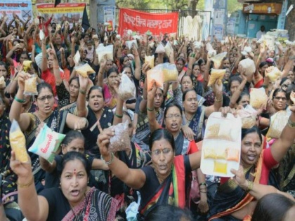 Solapur: Anganwadi workers on strike, remain on strike till various demands are met | Solapur: Anganwadi workers on strike, remain on strike till various demands are met
