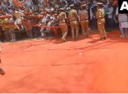 Stampede-Like Situation Unfolds at Rahul Gandhi and Akhilesh Yadav's Joint Rally in Phulpur, Uttar Pradesh (Watch Video) | Stampede-Like Situation Unfolds at Rahul Gandhi and Akhilesh Yadav's Joint Rally in Phulpur, Uttar Pradesh (Watch Video)
