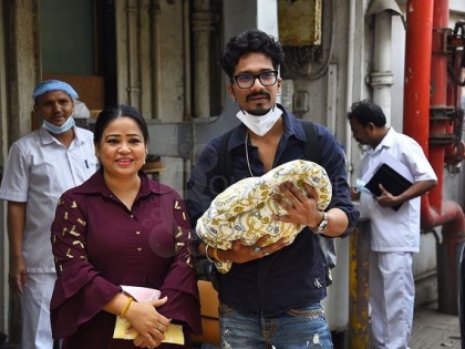 Bharti Singh and Haarsh Limbachiyaa pose with newborn outside hospital in first family pic | Bharti Singh and Haarsh Limbachiyaa pose with newborn outside hospital in first family pic