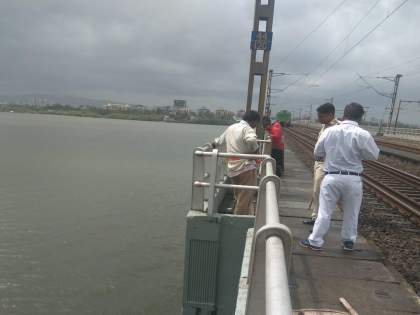 Thane: 32-year-old man rescued from Bhayander creek | Thane: 32-year-old man rescued from Bhayander creek Thane: 32-year-old man rescued from Bhayander creek | Thane: 32-year-old man rescued from Bhayander creek