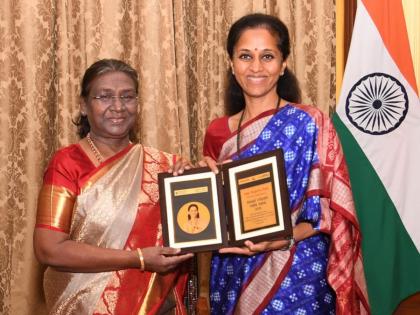 Sansad Ratna Award 2024: Baramati MP Supriya Sule Receives Sansad Maharatna Award From President Droupadi Murmu | Sansad Ratna Award 2024: Baramati MP Supriya Sule Receives Sansad Maharatna Award From President Droupadi Murmu