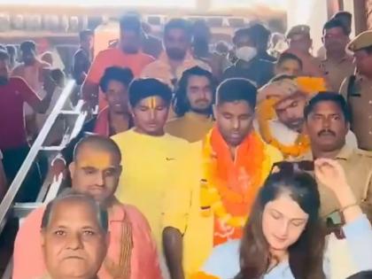 Suryakumar Yadav In Ayodhya; Mumbai Indians Batsman Visits Shri Hanuman Garhi Mandir (Watch Video) | Suryakumar Yadav In Ayodhya; Mumbai Indians Batsman Visits Shri Hanuman Garhi Mandir (Watch Video)
