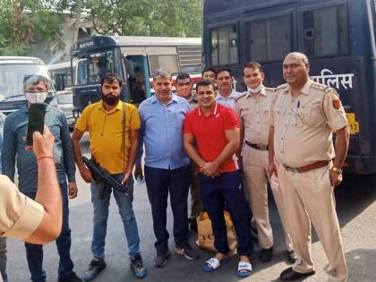 Controversy erupts as Delhi Police click selfie with murder accused Sushil Kumar | Controversy erupts as Delhi Police click selfie with murder accused Sushil Kumar Controversy erupts as Delhi Police click selfie with murder accused Sushil Kumar | Controversy erupts as Delhi Police click selfie with murder accused Sushil Kumar