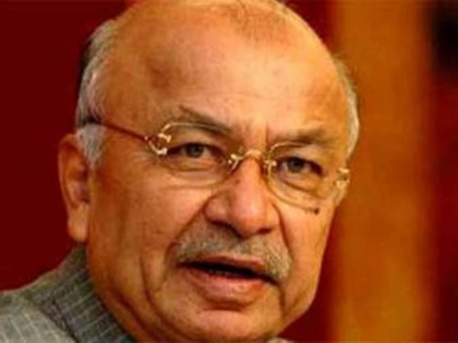 Man arrested for trying to steal ex-Union minister Sushilkumar Shinde’s phone | Man arrested for trying to steal ex-Union minister Sushilkumar Shinde’s phone