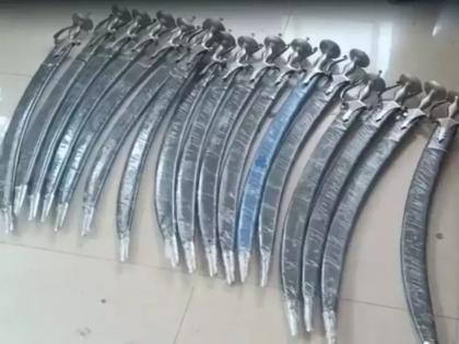 Maharashtra Police seize 25 swords from auto in Nanded | Maharashtra Police seize 25 swords from auto in Nanded Maharashtra Police seize 25 swords from auto in Nanded | Maharashtra Police seize 25 swords from auto in Nanded