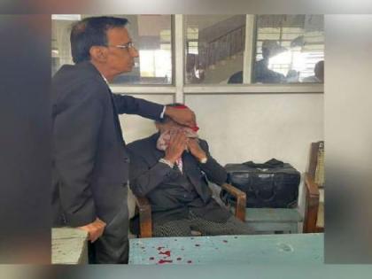 Nagpur Court scene: Senior lawyer attacked with chair by junior advocate | Nagpur Court scene: Senior lawyer attacked with chair by junior advocate Nagpur Court scene: Senior lawyer attacked with chair by junior advocate | Nagpur Court scene: Senior lawyer attacked with chair by junior advocate