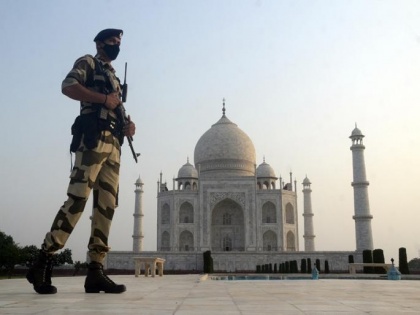 Security personnel arrested 4 youths while offering Namaz in Taj Mahal | Security personnel arrested 4 youths while offering Namaz in Taj Mahal