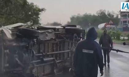 Tamil Nadu Road Accident: Ambulance Overturns Near Maduranthakam, Six Women Injured on Trichy-Chennai Route (Watch Video) | Tamil Nadu Road Accident: Ambulance Overturns Near Maduranthakam, Six Women Injured on Trichy-Chennai Route (Watch Video) Tamil Nadu Road Accident: Ambulance Overturns Near Maduranthakam, Six Women Injured on Trichy-Chennai Route (Watch Video) | Tamil Nadu Road Accident: Ambulance Overturns Near Maduranthakam, Six Women Injured on Trichy-Chennai Route (Watch Video)