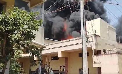 Tamil Nadu Fire: Massive Blaze Engulfs Food Manufacturing Company in Thirumullaivayal (Watch Video) | Tamil Nadu Fire: Massive Blaze Engulfs Food Manufacturing Company in Thirumullaivayal (Watch Video) Tamil Nadu Fire: Massive Blaze Engulfs Food Manufacturing Company in Thirumullaivayal (Watch Video) | Tamil Nadu Fire: Massive Blaze Engulfs Food Manufacturing Company in Thirumullaivayal (Watch Video)