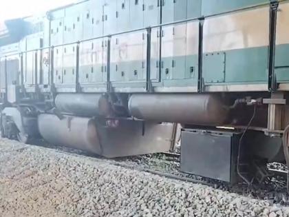 Tamil Nadu: Goods Train Engine Derails While Traveling from Thiruvarur to Karaikal (Watch Video) | Tamil Nadu: Goods Train Engine Derails While Traveling from Thiruvarur to Karaikal (Watch Video) Tamil Nadu: Goods Train Engine Derails While Traveling from Thiruvarur to Karaikal (Watch Video) | Tamil Nadu: Goods Train Engine Derails While Traveling from Thiruvarur to Karaikal (Watch Video)