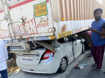 Telangana: Couple Killed as Car Rams Parked Truck on Highway in Suryapet; Horrific Accident Caught on CCTV | Telangana: Couple Killed as Car Rams Parked Truck on Highway in Suryapet; Horrific Accident Caught on CCTV