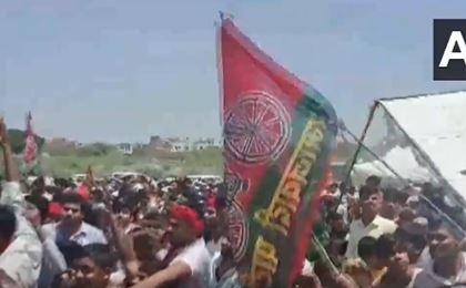 Uttar Pradesh: Tent Collapses During Akhilesh Yadav's Public Rally, No Casualties Reported (Watch Video) | Uttar Pradesh: Tent Collapses During Akhilesh Yadav's Public Rally, No Casualties Reported (Watch Video)