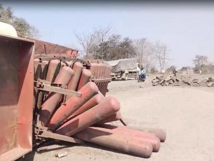 Thane Accident: Truck Carrying Oxygen Cylinders Overturns on Pothole-Ridden Bhiwandi-Wada Highway | Thane Accident: Truck Carrying Oxygen Cylinders Overturns on Pothole-Ridden Bhiwandi-Wada Highway Thane Accident: Truck Carrying Oxygen Cylinders Overturns on Pothole-Ridden Bhiwandi-Wada Highway | Thane Accident: Truck Carrying Oxygen Cylinders Overturns on Pothole-Ridden Bhiwandi-Wada Highway