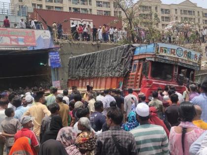 Thane Accident: One Dead, Two Injured After Speeding Truck Falls Off Mumbra Bypass Near Rashid Compound (Watch Video) | Thane Accident: One Dead, Two Injured After Speeding Truck Falls Off Mumbra Bypass Near Rashid Compound (Watch Video)