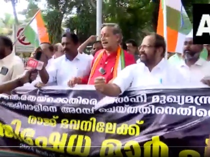 Arvind Kejriwal Arrest: Shashi Tharoor Leads Kerala Congress Workers in Protest Against Delhi CM's Arrest | Arvind Kejriwal Arrest: Shashi Tharoor Leads Kerala Congress Workers in Protest Against Delhi CM's Arrest