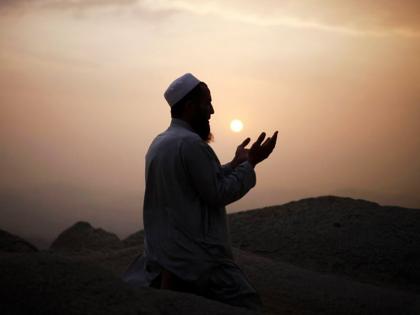 Youth Performs Namaaz in Hapur Temple, UP Chased Away by Priests | Youth Performs Namaaz in Hapur Temple, UP Chased Away by Priests