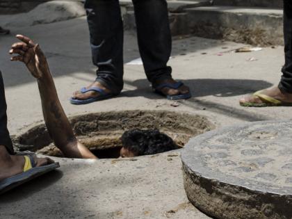 Maharashtra: Amid heavy rain, two labourers drown in an overflowing manhole at Govandi | Maharashtra: Amid heavy rain, two labourers drown in an overflowing manhole at Govandi