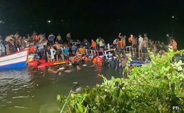 22 dead after tourist boat overturns in Kerala's Malappuram | 22 dead after tourist boat overturns in Kerala's Malappuram 22 dead after tourist boat overturns in Kerala's Malappuram | 22 dead after tourist boat overturns in Kerala's Malappuram