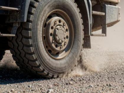 Pune Accident: 28-Year-Old Biker Run Over by Dumper After Losing Control Due to Loud Horn in Viman Nagar | Pune Accident: 28-Year-Old Biker Run Over by Dumper After Losing Control Due to Loud Horn in Viman Nagar
