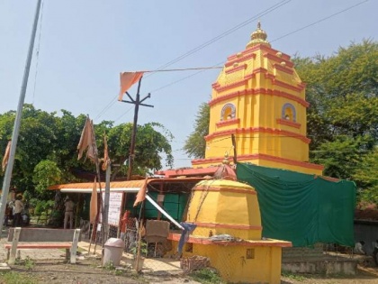 Three electrocuted to death while raising temple flag in Wardha | Three electrocuted to death while raising temple flag in Wardha