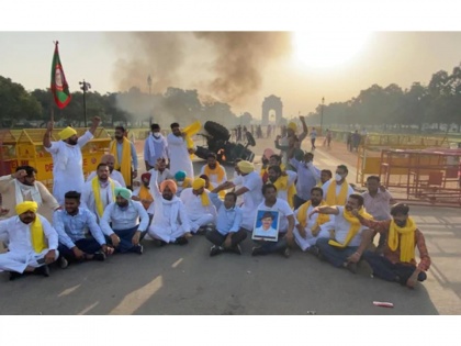 Delhi: Punjab Youth Congress workers set tractor on fire, protest at India Gate | Delhi: Punjab Youth Congress workers set tractor on fire, protest at India Gate