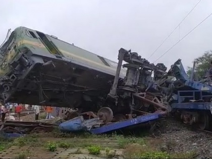 Goods trains collide in West Bengal's Bankura, 12 bogies derailed | Goods trains collide in West Bengal's Bankura, 12 bogies derailed