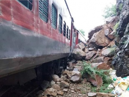Vasco-Da-Gama Howrah Amaravati express derails, all passengers safe | Vasco-Da-Gama Howrah Amaravati express derails, all passengers safe