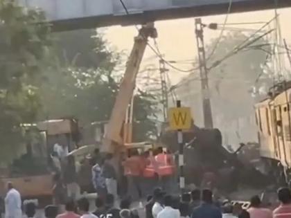Mumbai-Amravati Amba Express Crashes into Truck at Closed Level Crossing in Jalgaon, Maharashtra (Watch Video) | Mumbai-Amravati Amba Express Crashes into Truck at Closed Level Crossing in Jalgaon, Maharashtra (Watch Video) Mumbai-Amravati Amba Express Crashes into Truck at Closed Level Crossing in Jalgaon, Maharashtra (Watch Video) | Mumbai-Amravati Amba Express Crashes into Truck at Closed Level Crossing in Jalgaon, Maharashtra (Watch Video)
