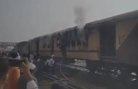 Fire breaks out in Purna-Parli passenger train near Nanded | Fire breaks out in Purna-Parli passenger train near Nanded