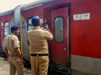 No instruction to give pistols in place of rifles to RPF jawans on trains, says Central Railway | No instruction to give pistols in place of rifles to RPF jawans on trains, says Central Railway