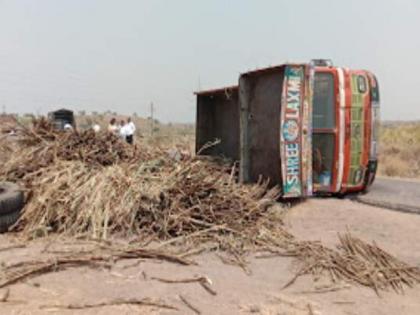 Sugarcane truck overturned on motorcycle, one motorcyclist die while other is seriously injured | Sugarcane truck overturned on motorcycle, one motorcyclist die while other is seriously injured