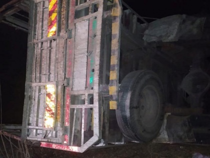 Shocking! 15 people dead, two injured after truck overturns in Jalgaon | Shocking! 15 people dead, two injured after truck overturns in Jalgaon