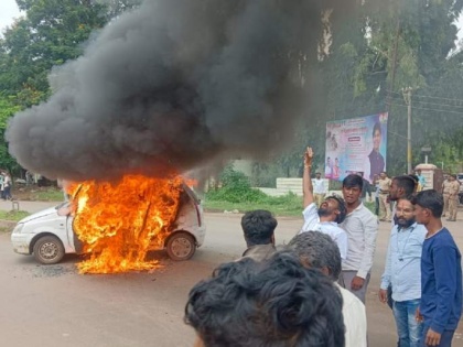 Osmanabad: Protesters set car ablaze after youth commit suicide for Maratha quota | Osmanabad: Protesters set car ablaze after youth commit suicide for Maratha quota