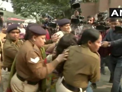 Unnao case: Woman protesting in Delhi throws petrol on daughter | Unnao case: Woman protesting in Delhi throws petrol on daughter