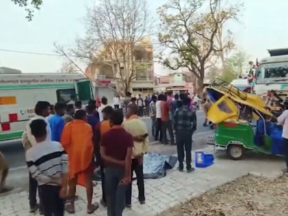 UP Accident: Five Killed, Three Injured After Speeding Dumper Rams Into Autorickshaw in Chitrakoot (Watch Video) | UP Accident: Five Killed, Three Injured After Speeding Dumper Rams Into Autorickshaw in Chitrakoot (Watch Video)