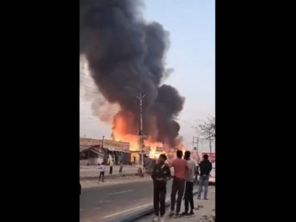 Greater Noida Fire: Hubge Blaze Erupts at Dhaba in Gau City Due to Short Circuit; Watch Video | Greater Noida Fire: Hubge Blaze Erupts at Dhaba in Gau City Due to Short Circuit; Watch Video