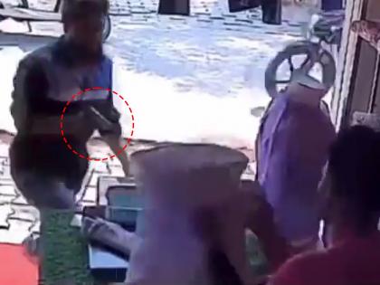Uttar Pradesh: Shopkeeper Shot in Agra in Broad Daylight by Unidentified Bike-Borne Assailants; CCTV Video Surfaces | Uttar Pradesh: Shopkeeper Shot in Agra in Broad Daylight by Unidentified Bike-Borne Assailants; CCTV Video Surfaces