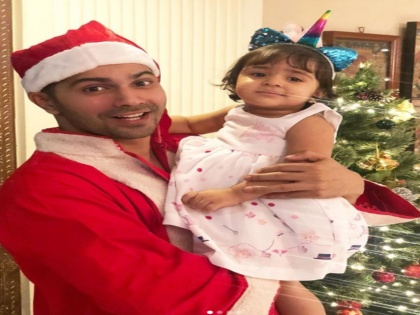 Varun Dhawan turns Street Santa for a sweet little munchkin | Varun Dhawan turns Street Santa for a sweet little munchkin