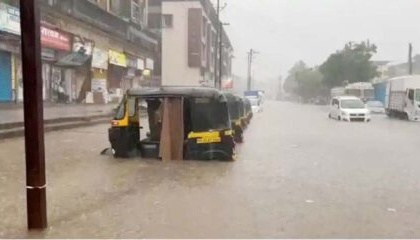 Mumbai Rains: Floods devastates Vasai-Virar areas, water gushes into flats | Mumbai Rains: Floods devastates Vasai-Virar areas, water gushes into flats