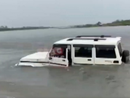 Lok Sabha Election 2024: SUV Carrying EVM Sinks in River in Assam's Lakhimpur Constituency (Watch Video) | Lok Sabha Election 2024: SUV Carrying EVM Sinks in River in Assam's Lakhimpur Constituency (Watch Video)