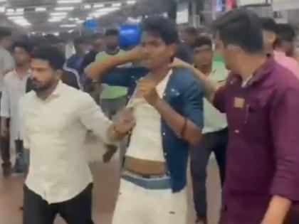 Raj Thackeray's party workers thrash Bihar, UP hawkers in Mumbai | Raj Thackeray's party workers thrash Bihar, UP hawkers in Mumbai Raj Thackeray's party workers thrash Bihar, UP hawkers in Mumbai | Raj Thackeray's party workers thrash Bihar, UP hawkers in Mumbai