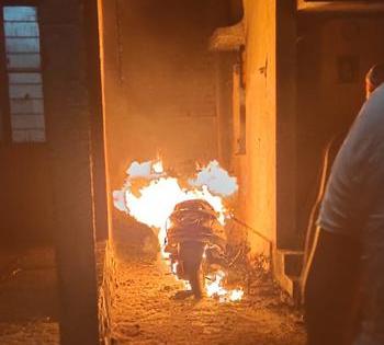 Solapur: Mob burns car of nurse after she tells them to avoid social gathering | Solapur: Mob burns car of nurse after she tells them to avoid social gathering Solapur: Mob burns car of nurse after she tells them to avoid social gathering | Solapur: Mob burns car of nurse after she tells them to avoid social gathering